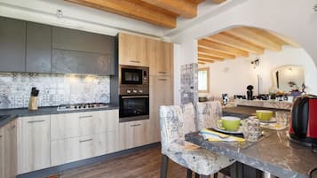 Frigorifero, microonde, forno, piano cottura