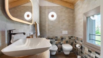 Douche, sĂšche-cheveux, bidet, serviettes fournies