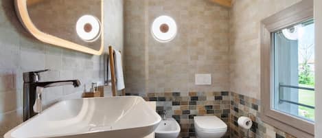 Shower, hair dryer, bidet, towels