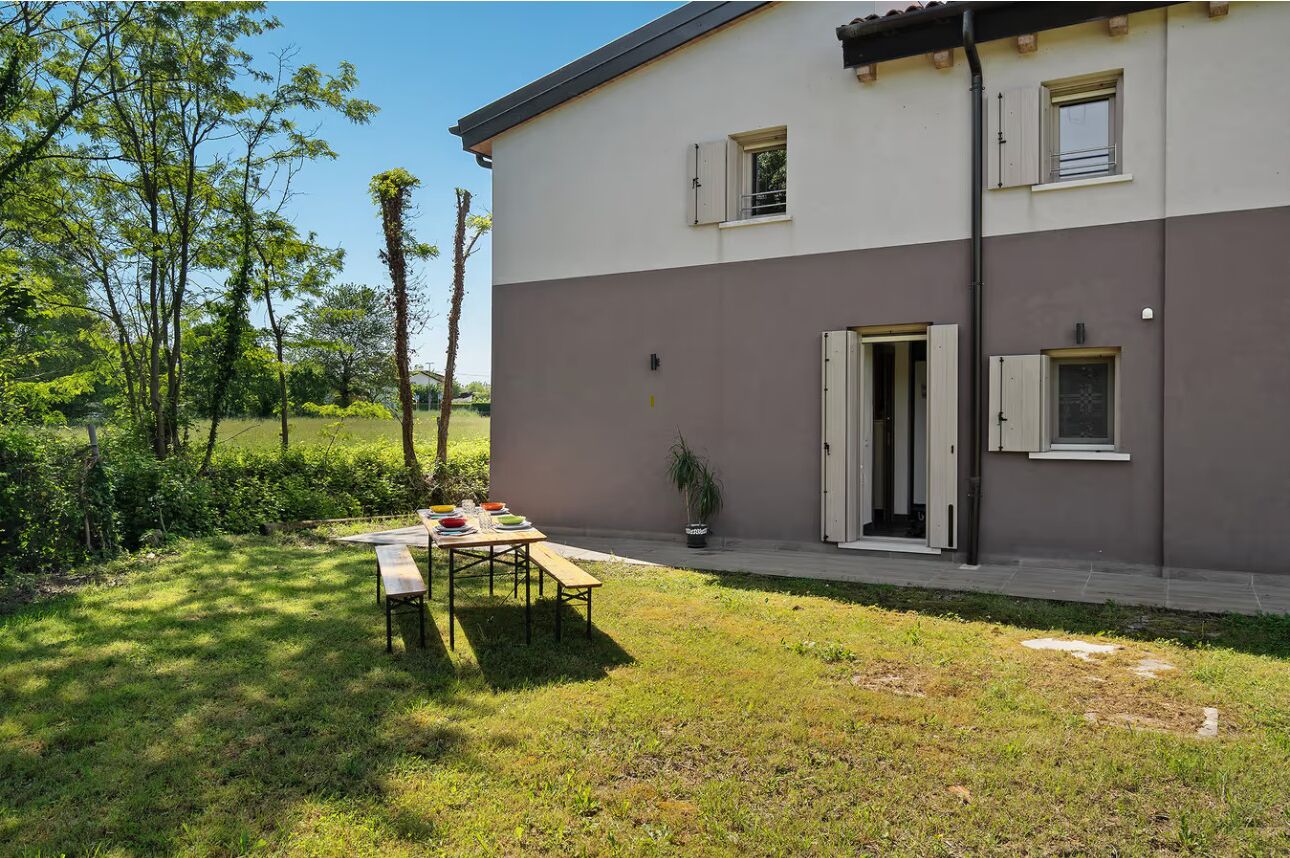 Une maison à deux étages avec un patio.