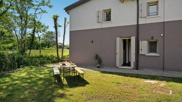 Une maison à deux étages avec un patio.