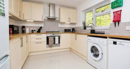 Home in Guildford 4 bed room