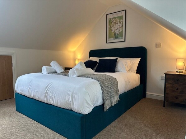 4 عدّة غرف نوم ومكواة/لوح كي وواي فاي مجانًا وملاءات أسرّة