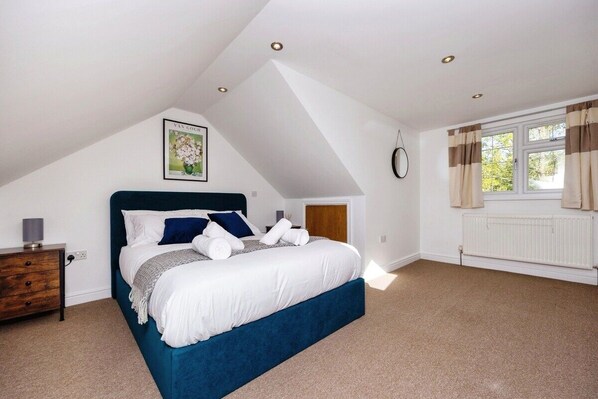 4 bedrooms, iron/ironing board, free WiFi, bed sheets