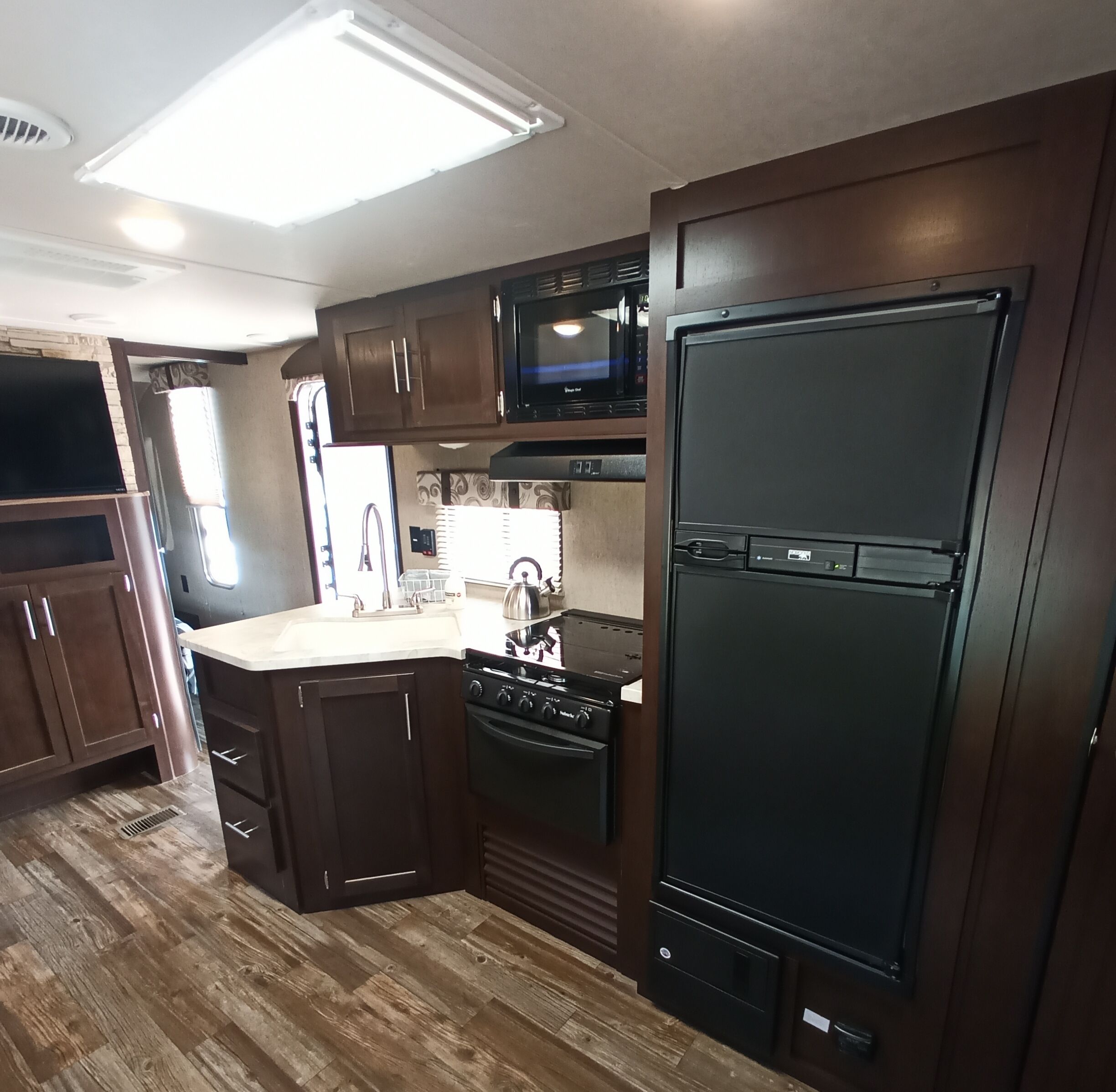 冷蔵庫、電子レンジ、オーブン、コンロ