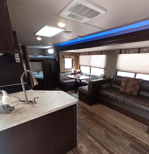 Adventure Awaits! Spacious Camper, Off-Grid Experience