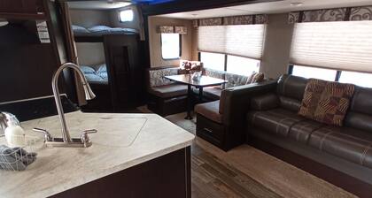 Adventure Awaits! Spacious Camper, Off-Grid Experience