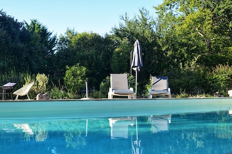 Una piscina al aire libre de temporada