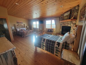 4 makuuhuonetta, työpöytä, ilmainen Wi-Fi, vuodevaatteet