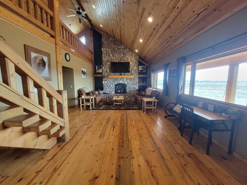 Rustic Knotty Pine Lodge with views, Games, Coffee Bar, Loft ! 