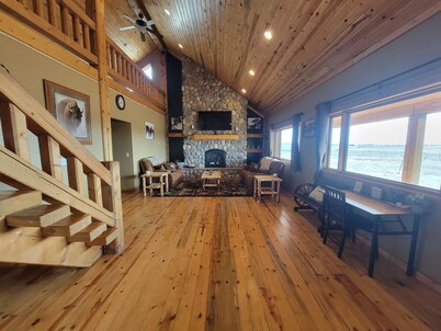 Rustic Knotty Pine Lodge with views, Games, Coffee Bar, Loft ! 