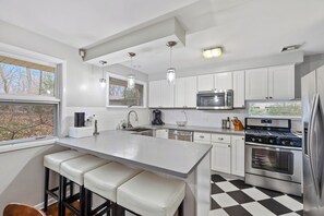 Een koelkast, een microgolfoven, een oven, een kookplaat