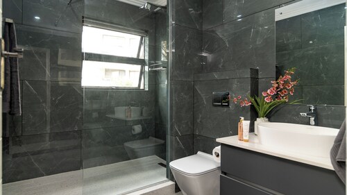 Chic and Luxurious 3-bedroom apartment with WiFi, AC in amazing uMhlanga