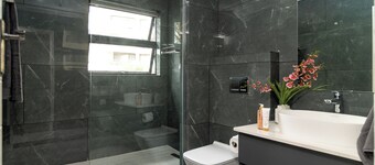 Chic and Luxurious 3-bedroom apartment with WiFi, AC in amazing uMhlanga