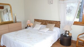 3 Schlafzimmer, Schreibtisch, Bügeleisen/Bügelbrett, Reisekinderbett