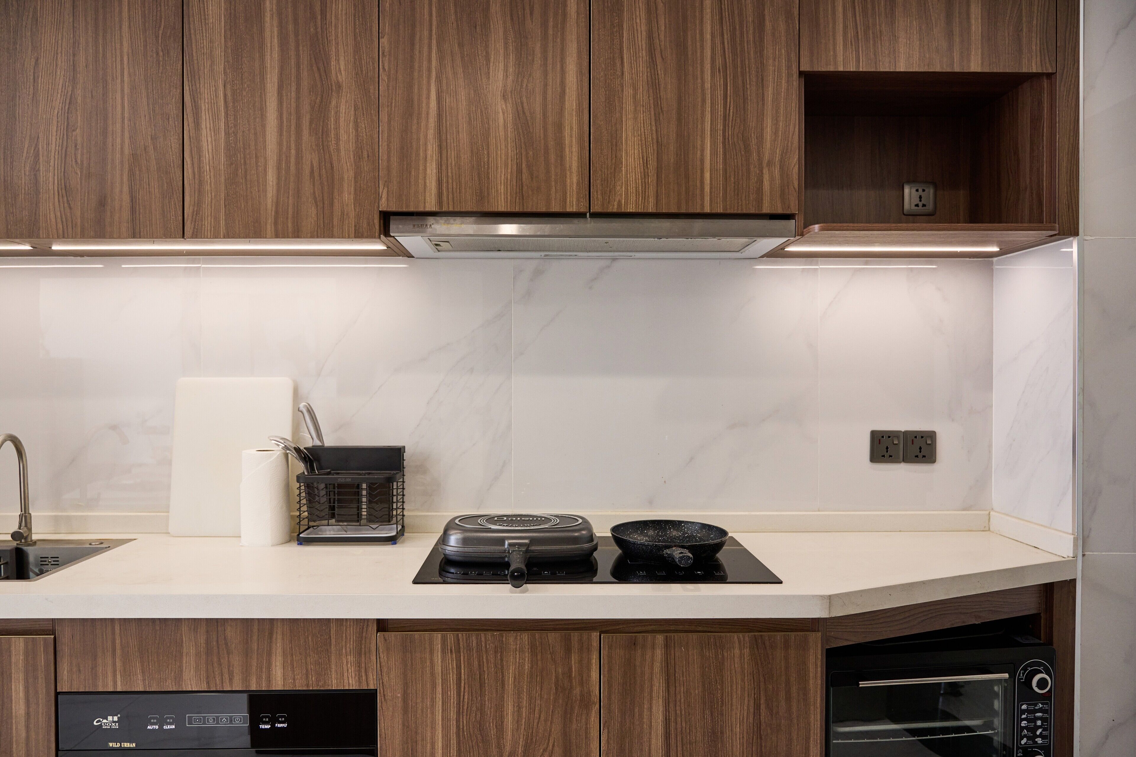 Refrigerador, microondas, horno y comedor 