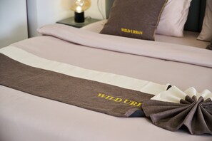 Escritorio, tabla de planchar con plancha, wifi y ropa de cama