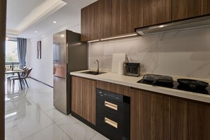 Refrigerador, microondas, horno y comedor 