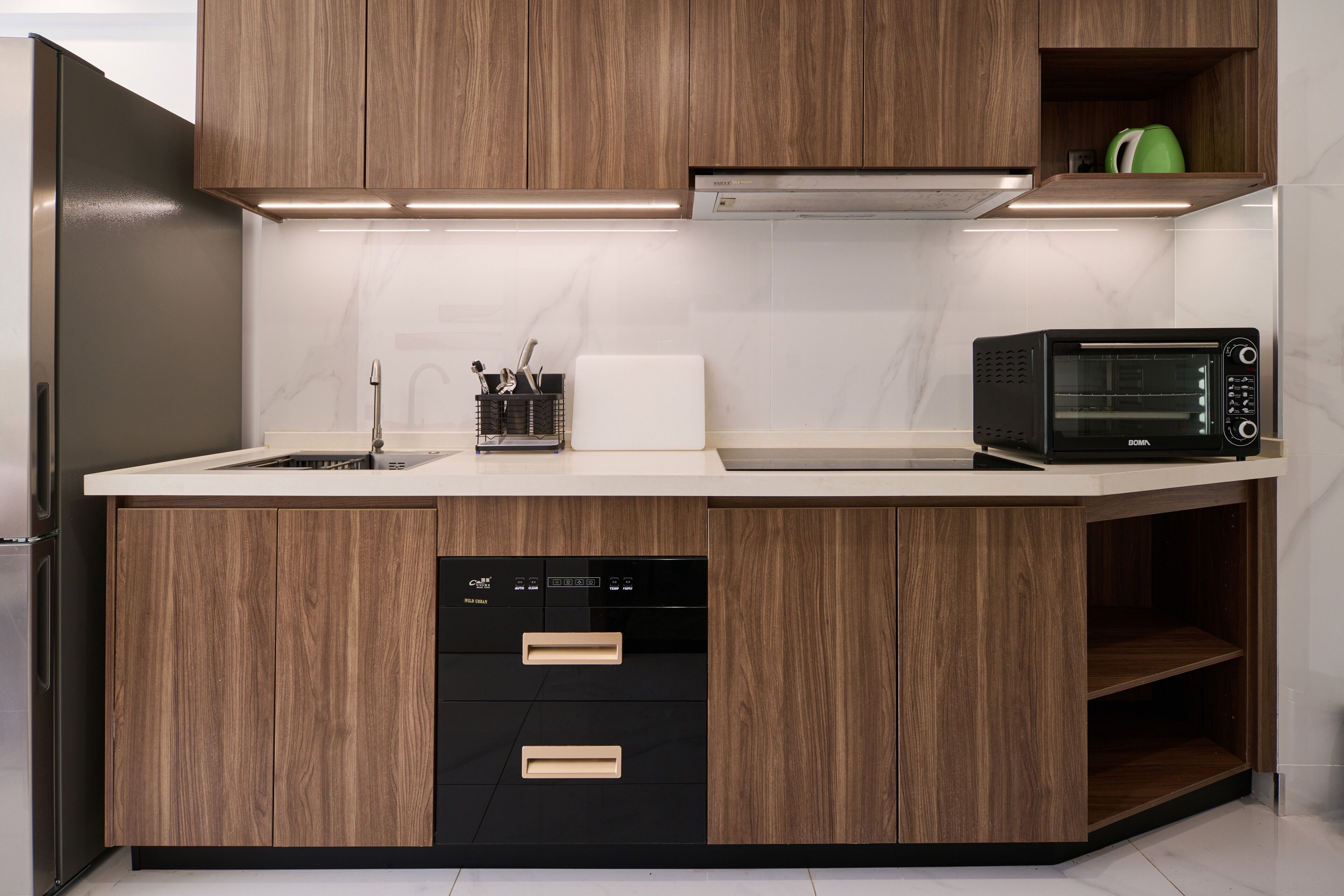 Køleskab, mikrobølgeovn, ovn, spisebord