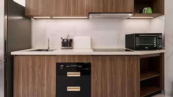 Frigorífico, microondas, horno y mesa de comedor