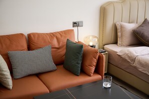 Escritorio, tabla de planchar con plancha, wifi y ropa de cama