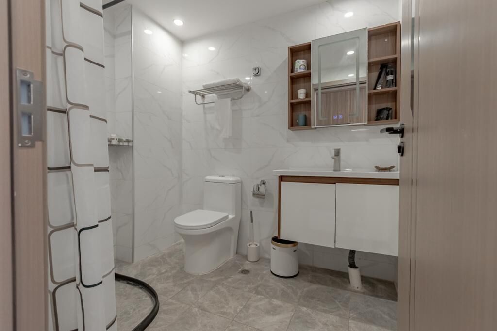 Douche, sèche-cheveux, serviettes fournies