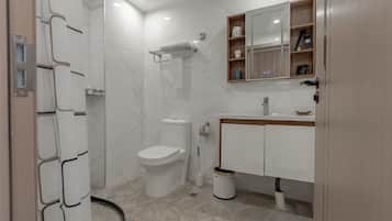 Douche, sĂšche-cheveux, serviettes fournies