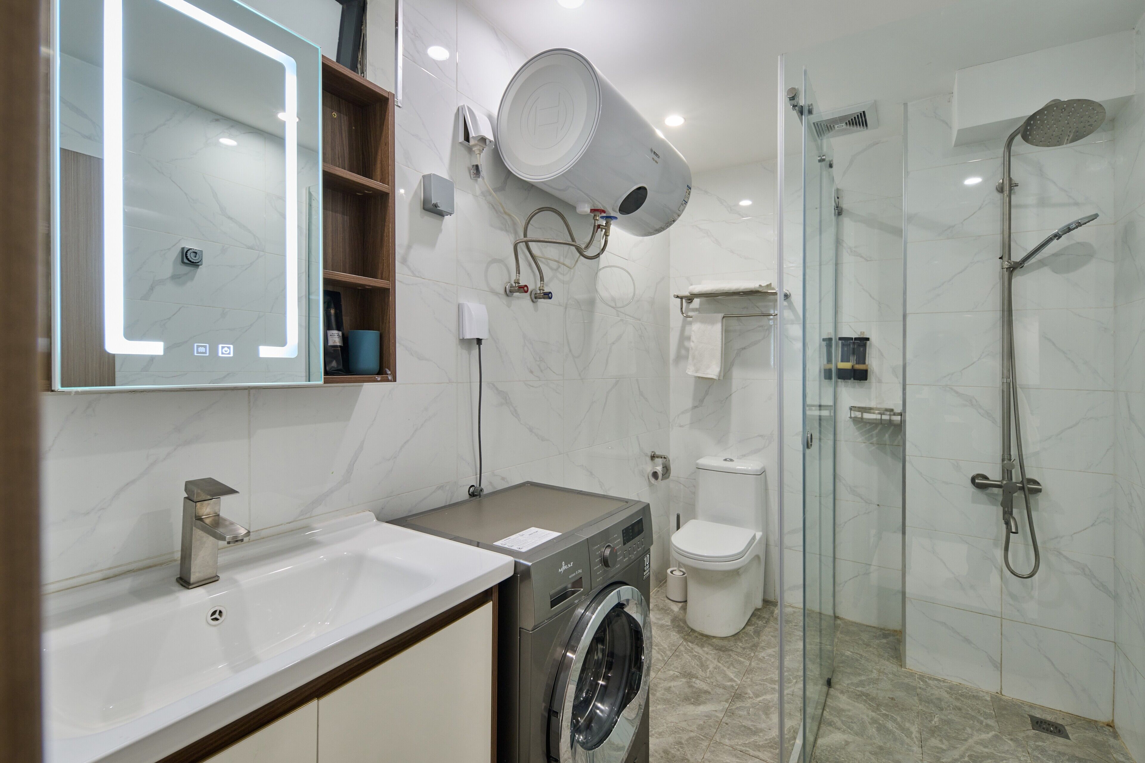 Regadera, secadora de cabello, toallas 