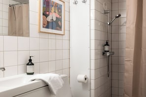 Secador de pelo, toallas, jabón, shampoo