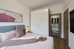 Escritorio, tabla de planchar con plancha, wifi y ropa de cama