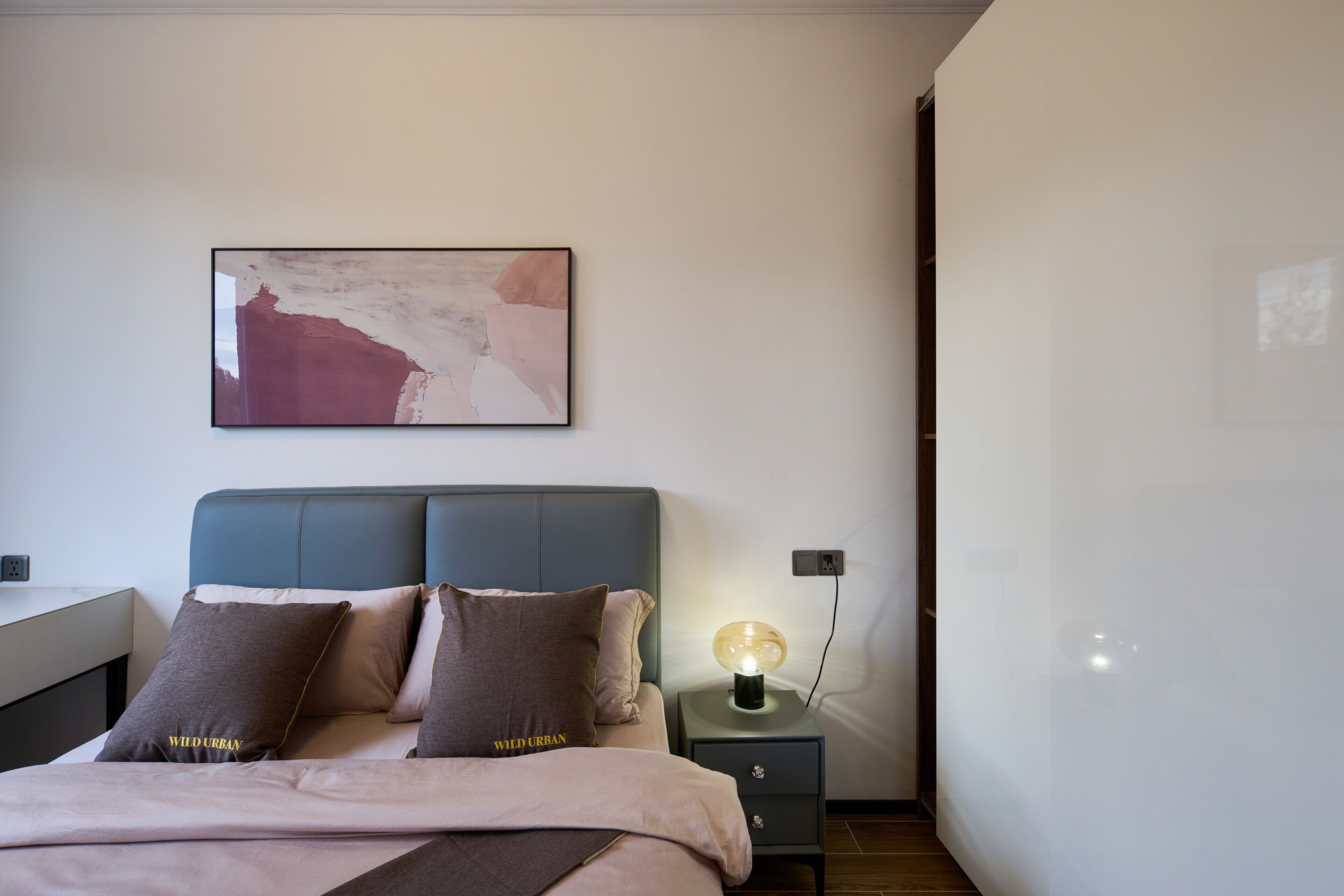 1 habitación, escritorio, tabla de planchar con plancha y wifi 