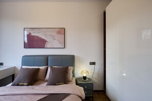 1 habitación, escritorio, tabla de planchar con plancha y wifi
