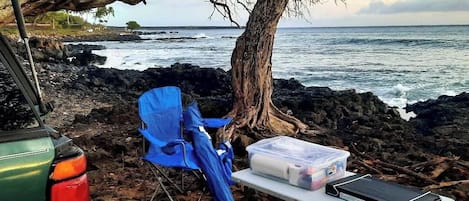 En la playa, camastros y toallas de playa