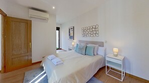 2 bedrooms, desk, iron/ironing board, WiFi