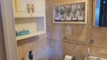 Jabón, champú y papel higiénico