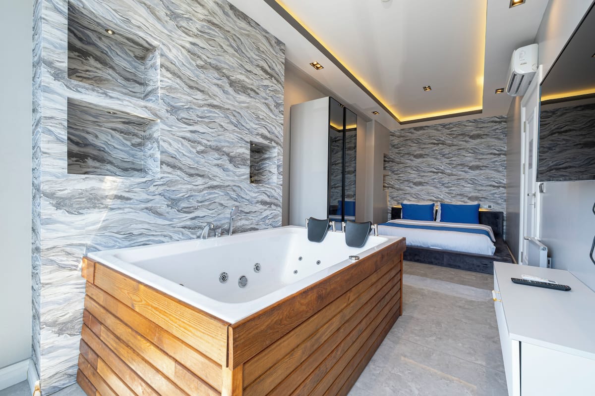 Comfort Suite, 1 King Bed, Sea View | Soundproofing, WiFi (free), bed sheets