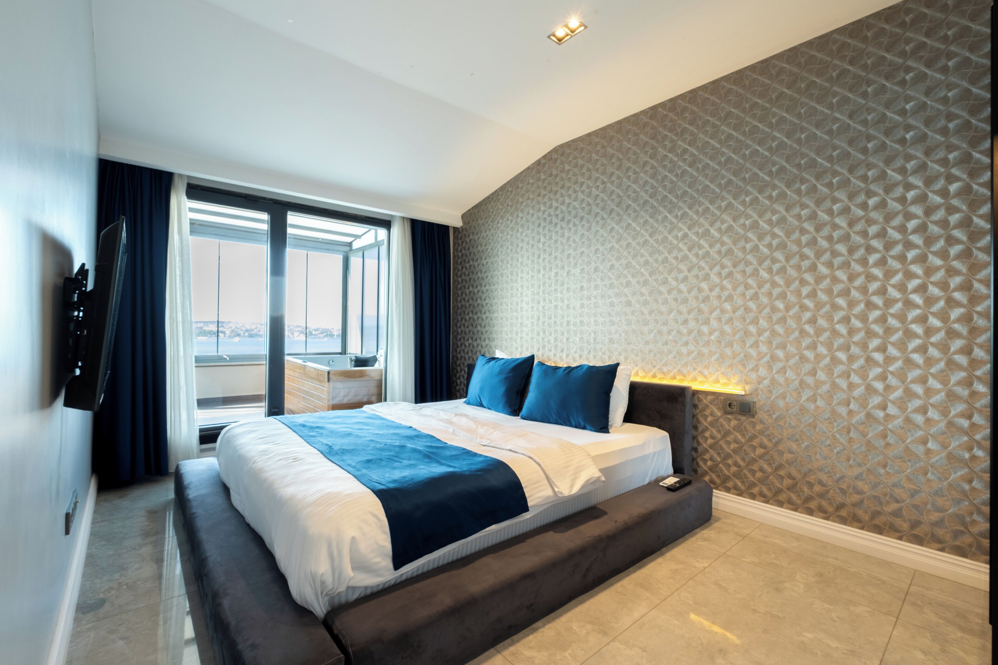 Executive Suite, 1 King Bed, Sea View | Soundproofing, WiFi (free), bed sheets