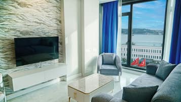 Comfort Suite, Sea View | Living area
