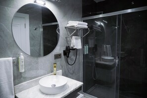 Separate tub and shower, free toiletries, hair dryer, slippers - Elite World Homes Istanbul Bosphorus (Istanbul)