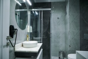 Separate tub and shower, free toiletries, hair dryer, slippers - Elite World Homes Istanbul Bosphorus (Istanbul)