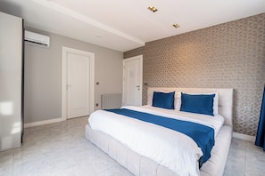 A bedroom with a bed, a radiator, and a door. - Elite World Homes Istanbul Bosphorus (Istanbul)