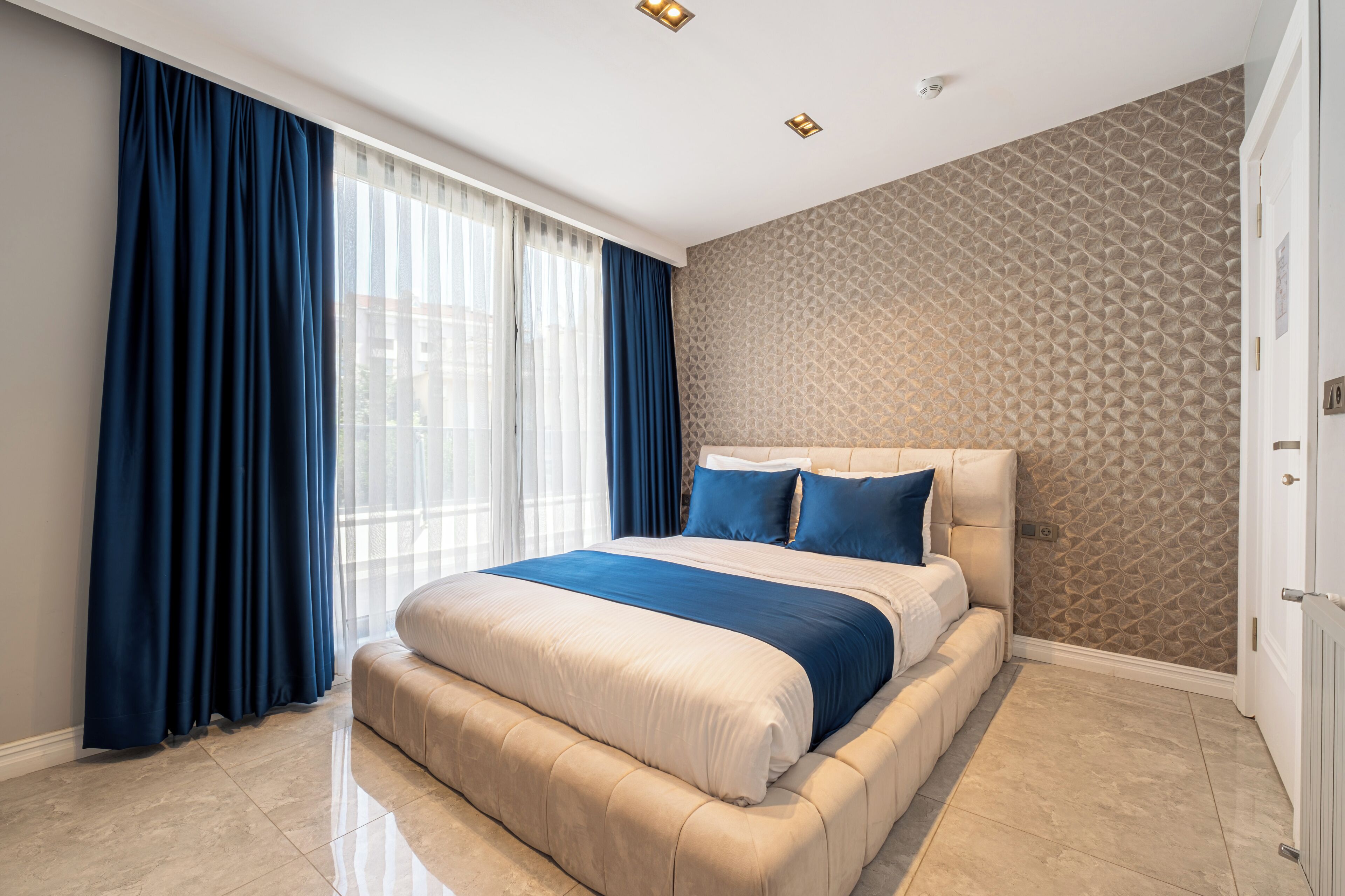 Comfort Suite, 1 King Bed, Sea View | Soundproofing, WiFi (free), bed sheets