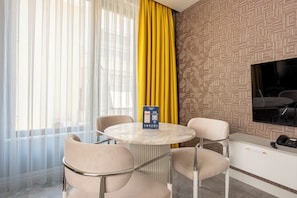 Junior Suite, 1 King Bed | In-room dining - Elite World Homes Istanbul Bosphorus (Istanbul)