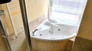 Shower, jetted bath, hair dryer, towels - Gorgeous and Serene Villa with Pool and Sea view 😊 (Castell-Platja d'Aro)