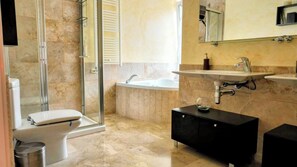 Dutxa, banyera d'hidromassatge, assecador de cabells i tovalloles 