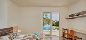 5 bedrooms, iron/ironing board, WiFi, bed sheets