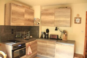 Kühlschrank, Ofen, Herdplatte, Wasserkocher mit Kaffee-/Teezubehör