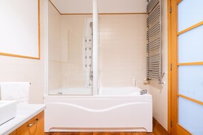 Douche, sèche-cheveux, bidet, serviettes fournies