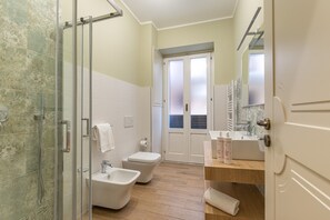 Douche, séchoir à cheveux, serviettes fournies, savon