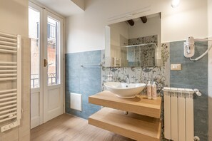 Douche, sèche-cheveux, serviettes fournies